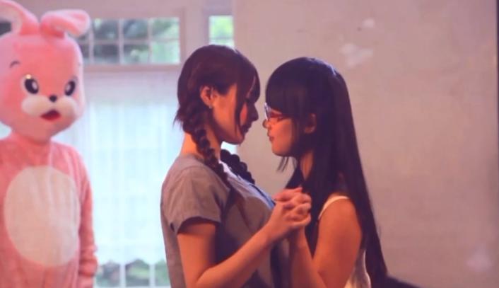 phim sex me vo MyBabysittersClub - Em gái cá tính với cái khuyên mũi gợi địt